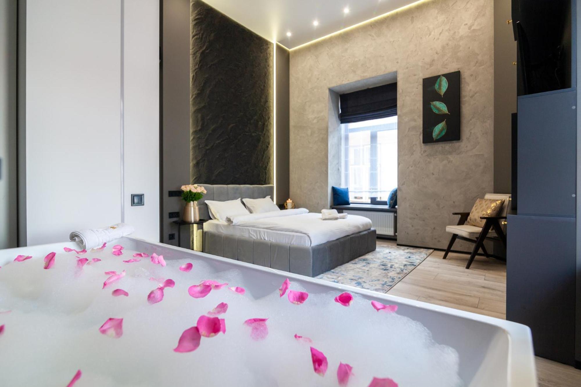 Royal Romantic Apartment With Bathtub Lviv Exterior photo